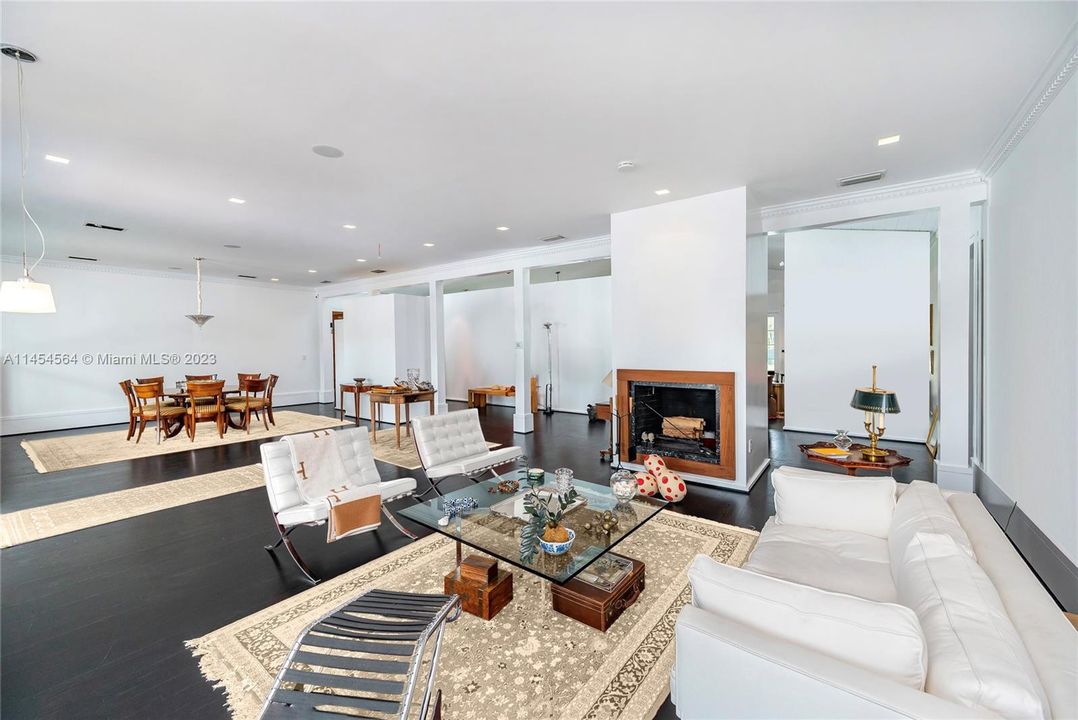 Active With Contract: $6,950,000 (7 beds, 8 baths, 5246 Square Feet)