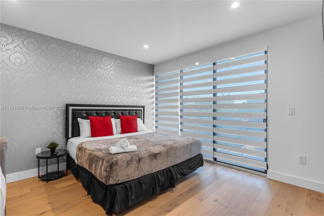 For Sale: $1,050,000 (3 beds, 2 baths, 1581 Square Feet)