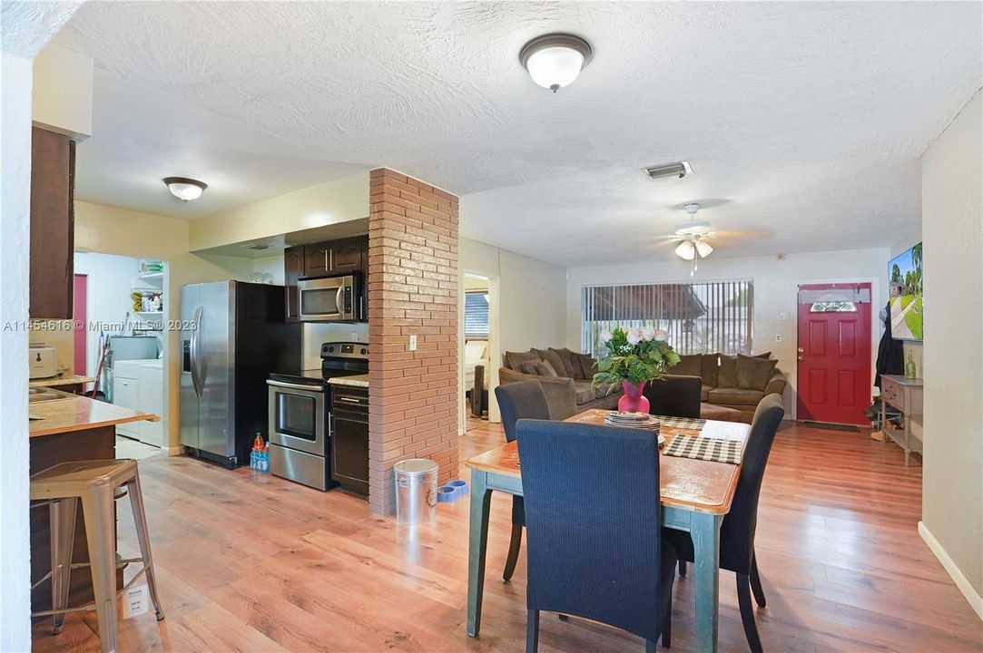 Недавно продано: $409,900 (3 спален, 2 ванн, 1479 Квадратных фут)