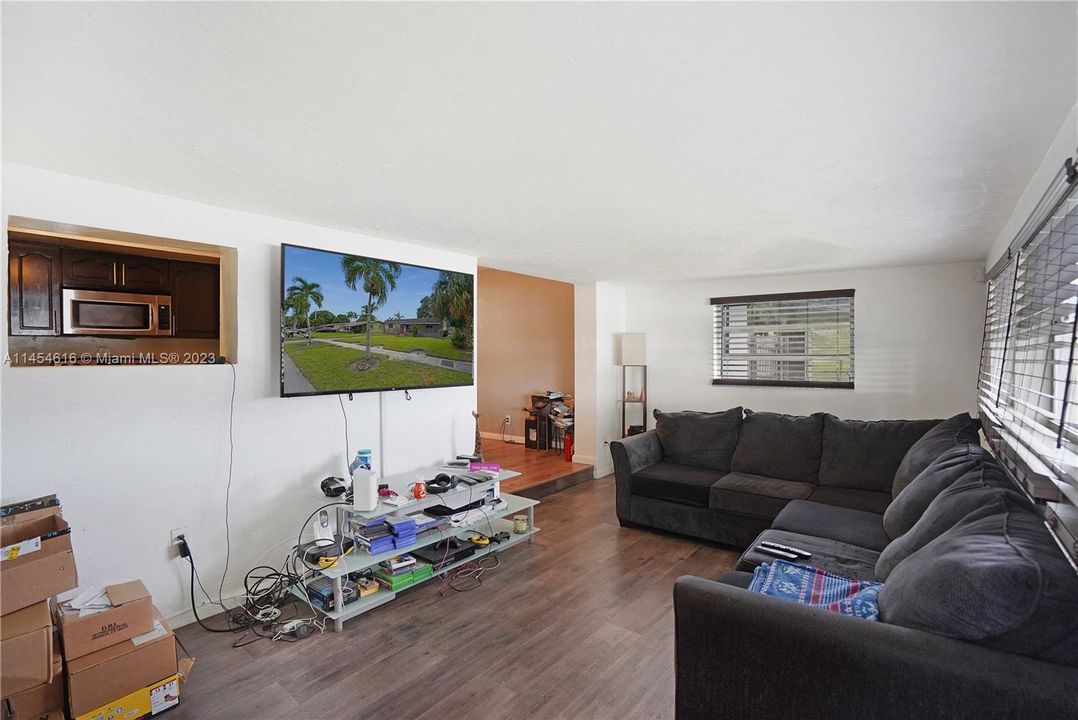 Недавно продано: $409,900 (3 спален, 2 ванн, 1479 Квадратных фут)