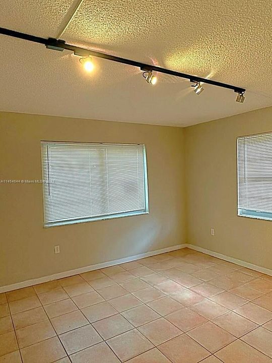 Recently Sold: $379,000 (2 beds, 1 baths, 1036 Square Feet)