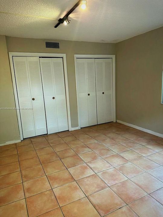 Recently Sold: $379,000 (2 beds, 1 baths, 1036 Square Feet)