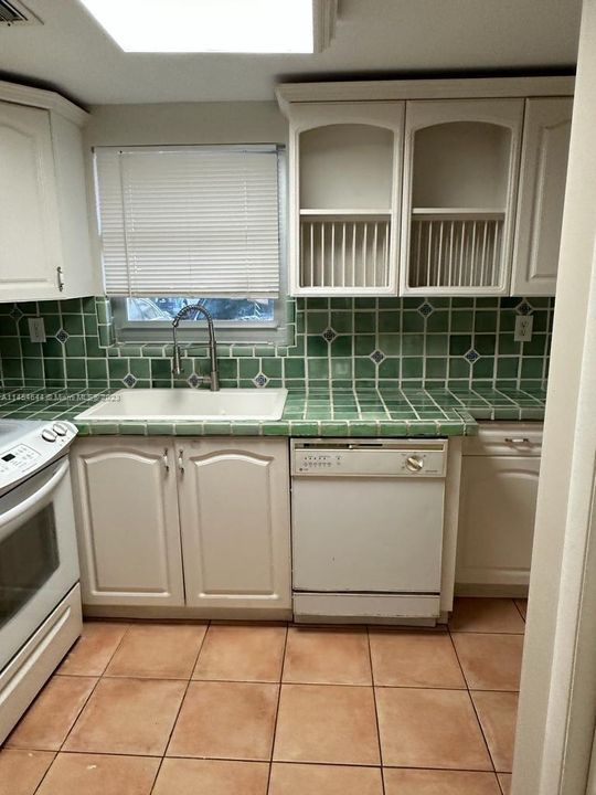 Recently Sold: $379,000 (2 beds, 1 baths, 1036 Square Feet)