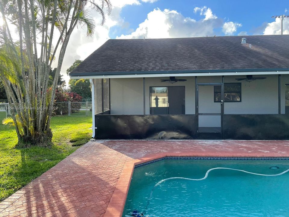 Recently Rented: $3,800 (4 beds, 2 baths, 2336 Square Feet)