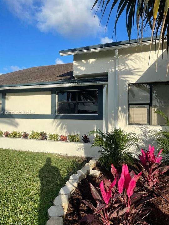 Recently Rented: $3,800 (4 beds, 2 baths, 2336 Square Feet)