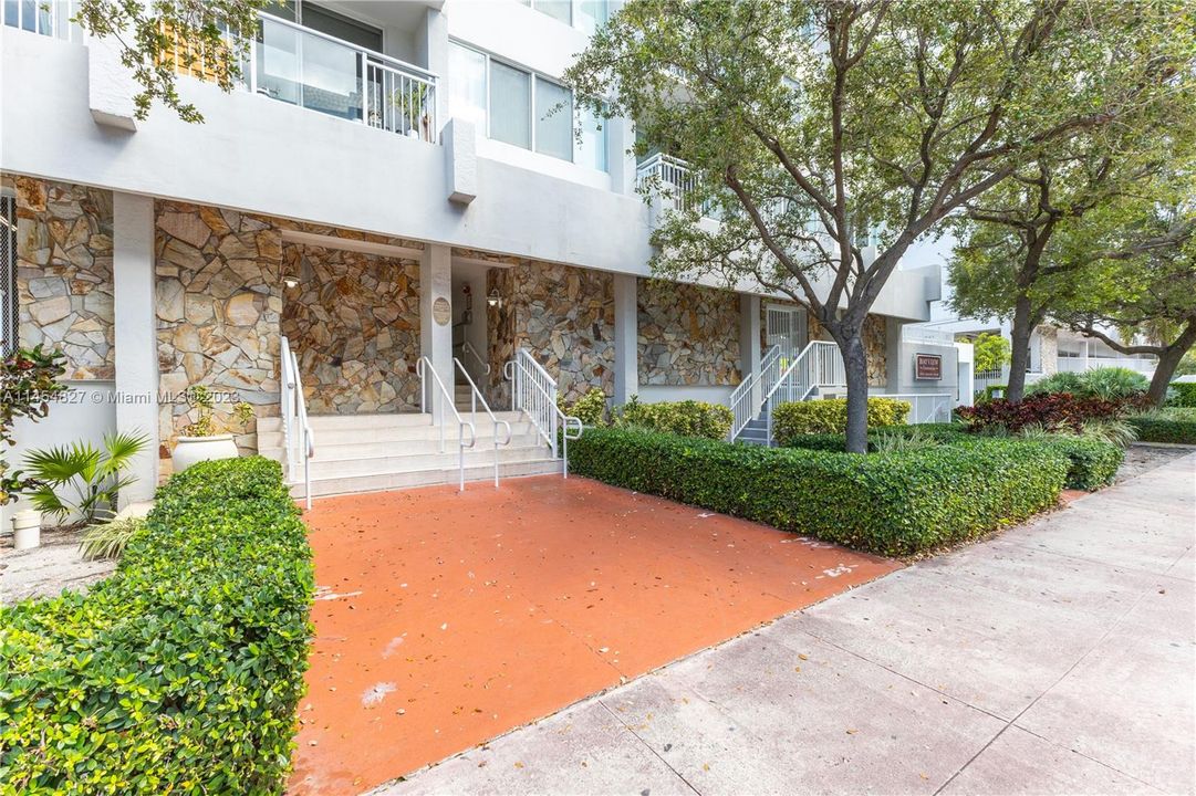 Недавно продано: $420,000 (1 спален, 1 ванн, 718 Квадратных фут)