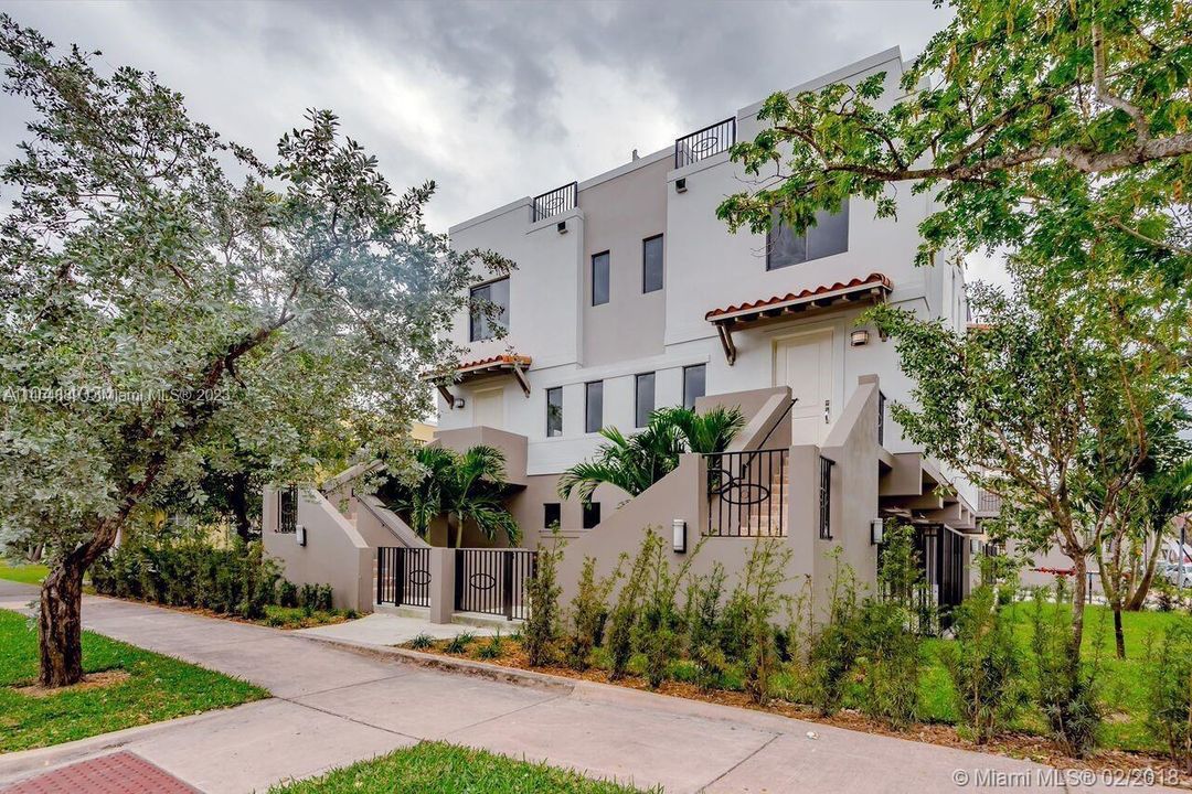 Recently Sold: $825,000 (2 beds, 2 baths, 1818 Square Feet)