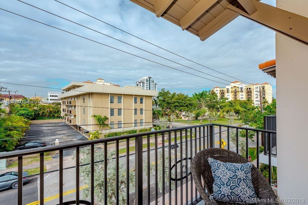 Recently Sold: $825,000 (2 beds, 2 baths, 1818 Square Feet)