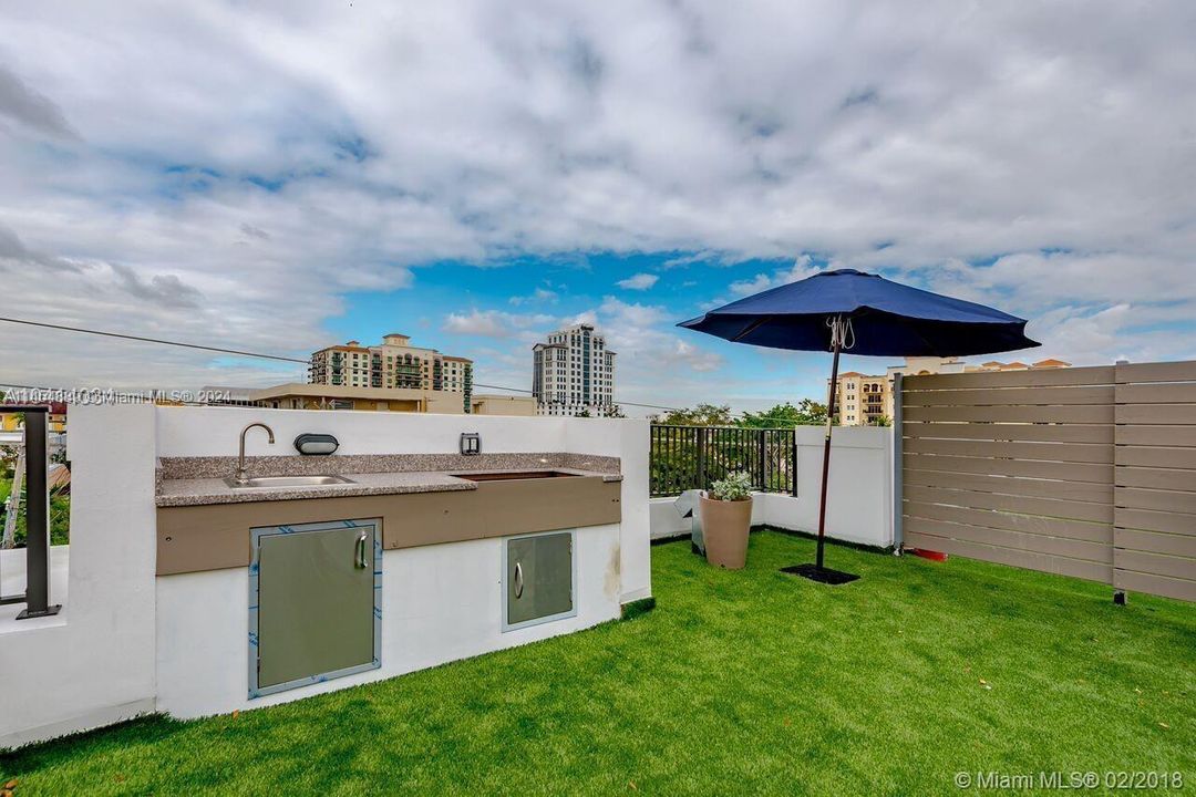 Private Roof top Yard with grill