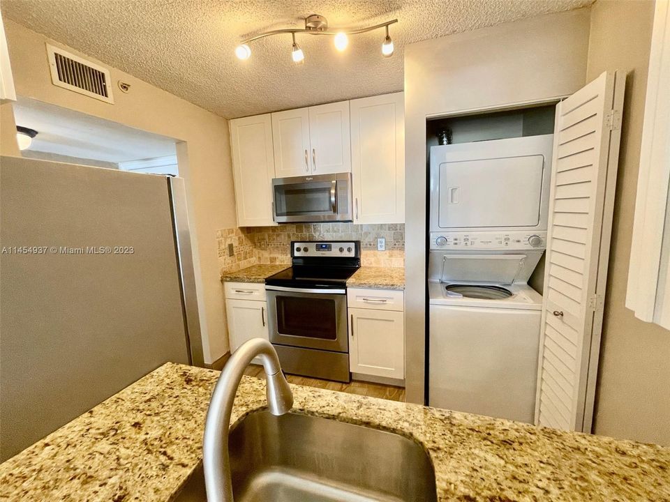 Recently Sold: $265,000 (1 beds, 1 baths, 700 Square Feet)