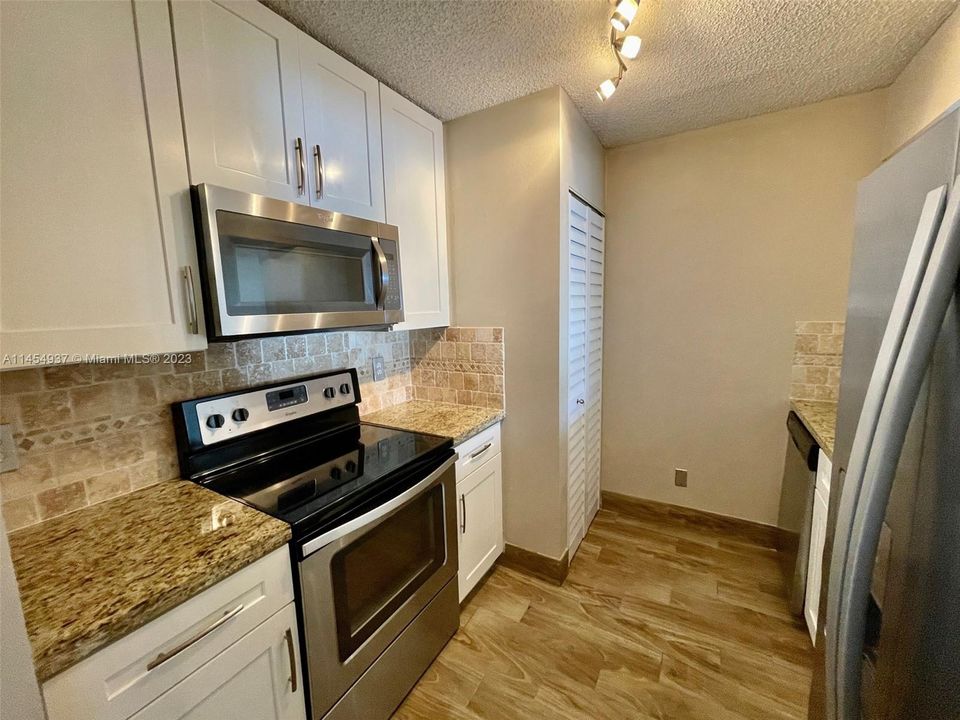 Recently Sold: $265,000 (1 beds, 1 baths, 700 Square Feet)