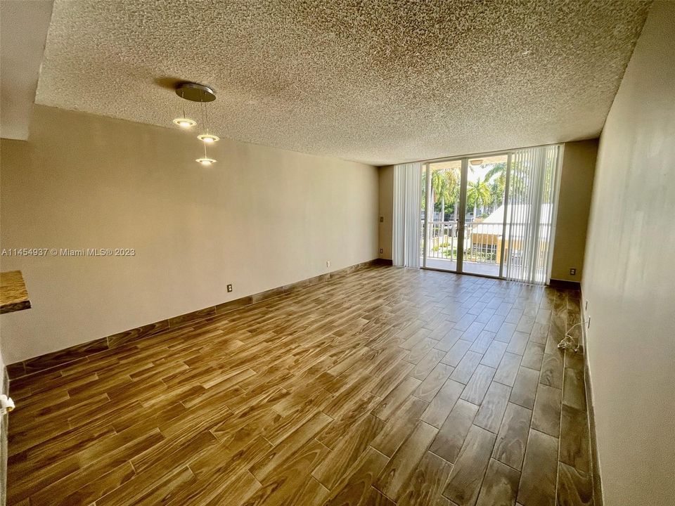 Recently Sold: $265,000 (1 beds, 1 baths, 700 Square Feet)