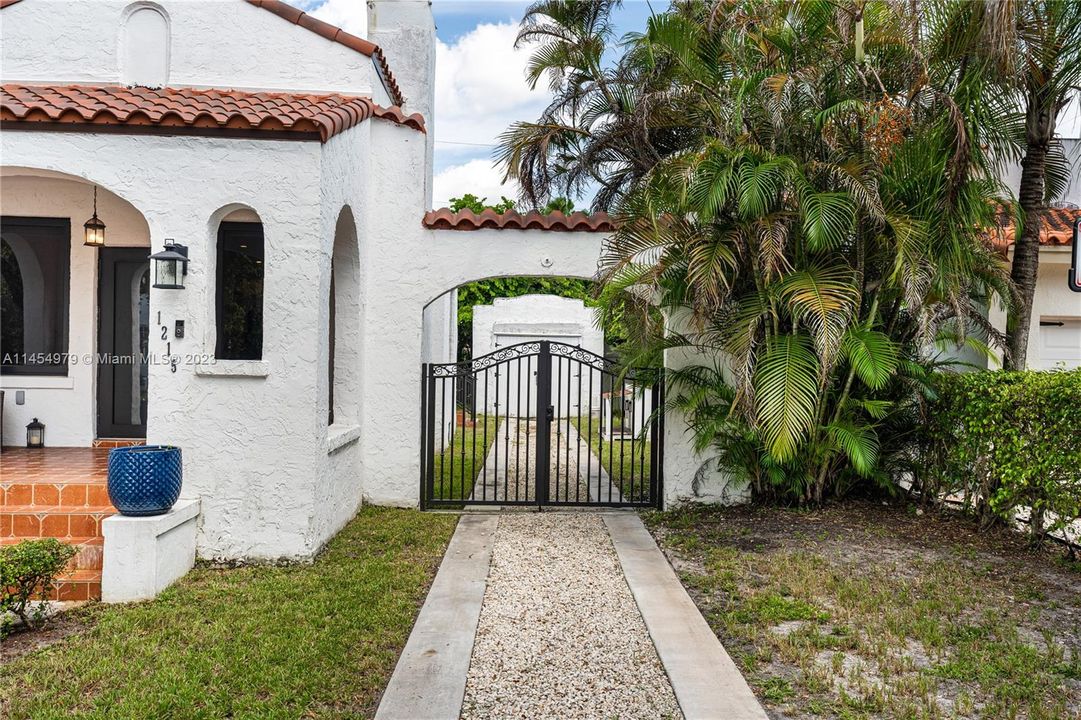 Recently Sold: $1,079,818 (2 beds, 2 baths, 1374 Square Feet)