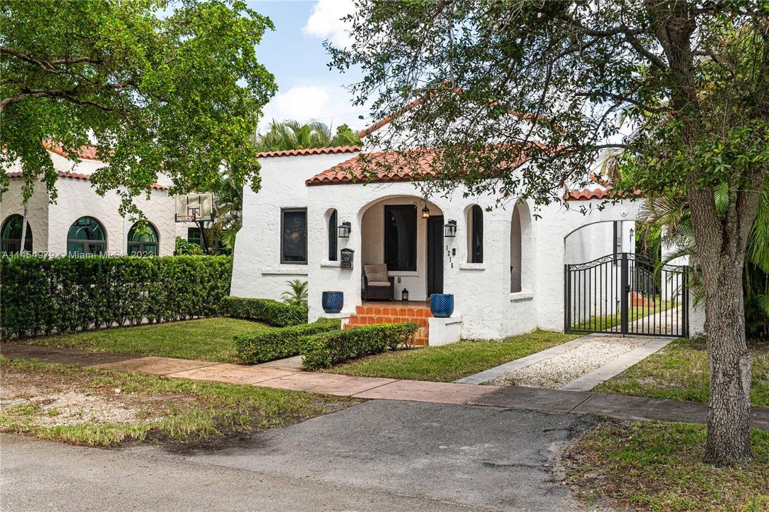 Recently Sold: $1,079,818 (2 beds, 2 baths, 1374 Square Feet)