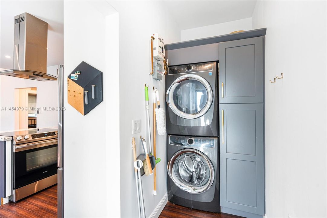 Recently Sold: $1,079,818 (2 beds, 2 baths, 1374 Square Feet)