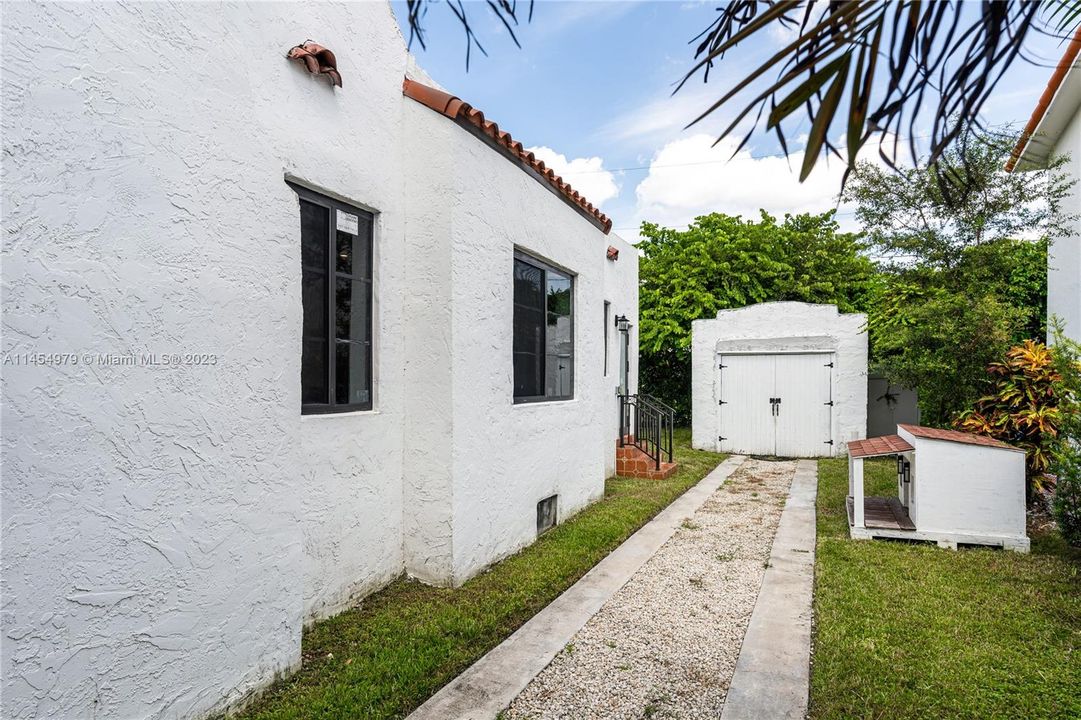 Recently Sold: $1,079,818 (2 beds, 2 baths, 1374 Square Feet)