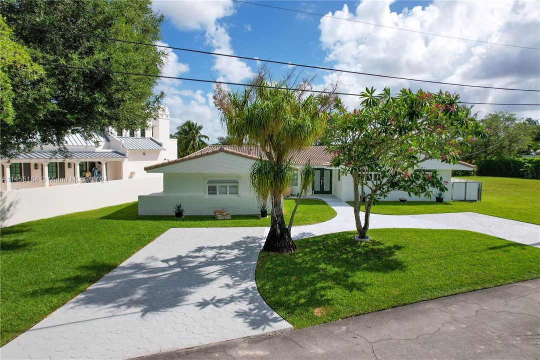 Недавно продано: $1,855,000 (5 спален, 4 ванн, 2811 Квадратных фут)