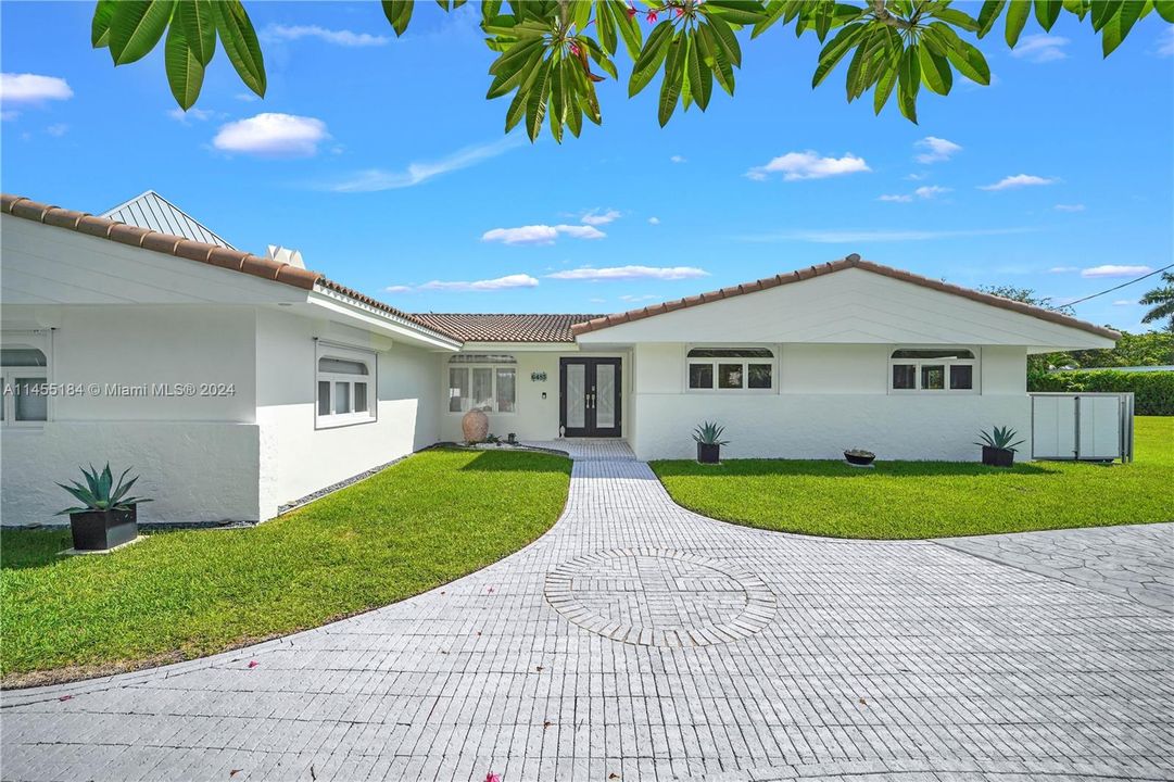 Недавно продано: $1,855,000 (5 спален, 4 ванн, 2811 Квадратных фут)