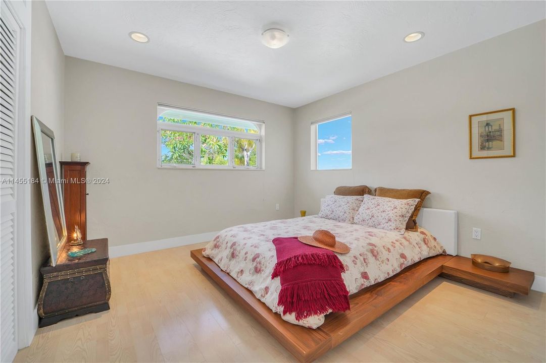 Недавно продано: $1,855,000 (5 спален, 4 ванн, 2811 Квадратных фут)