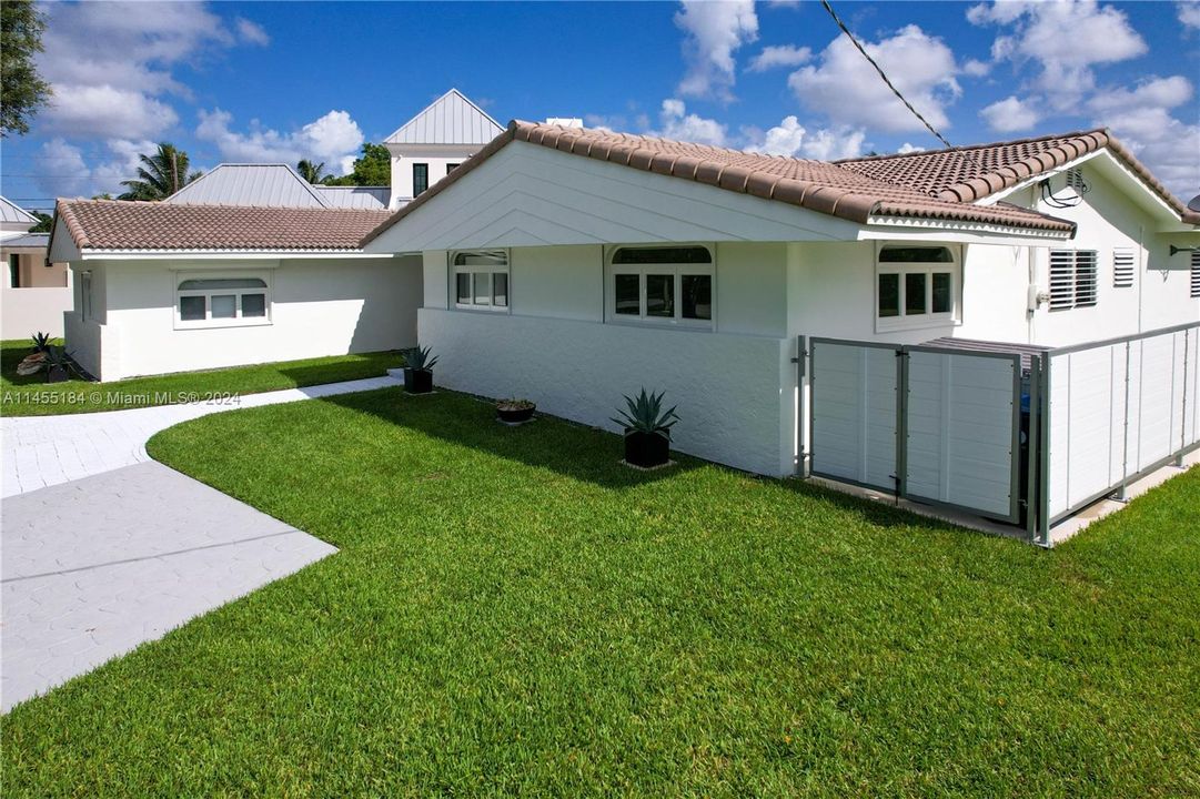 Недавно продано: $1,855,000 (5 спален, 4 ванн, 2811 Квадратных фут)