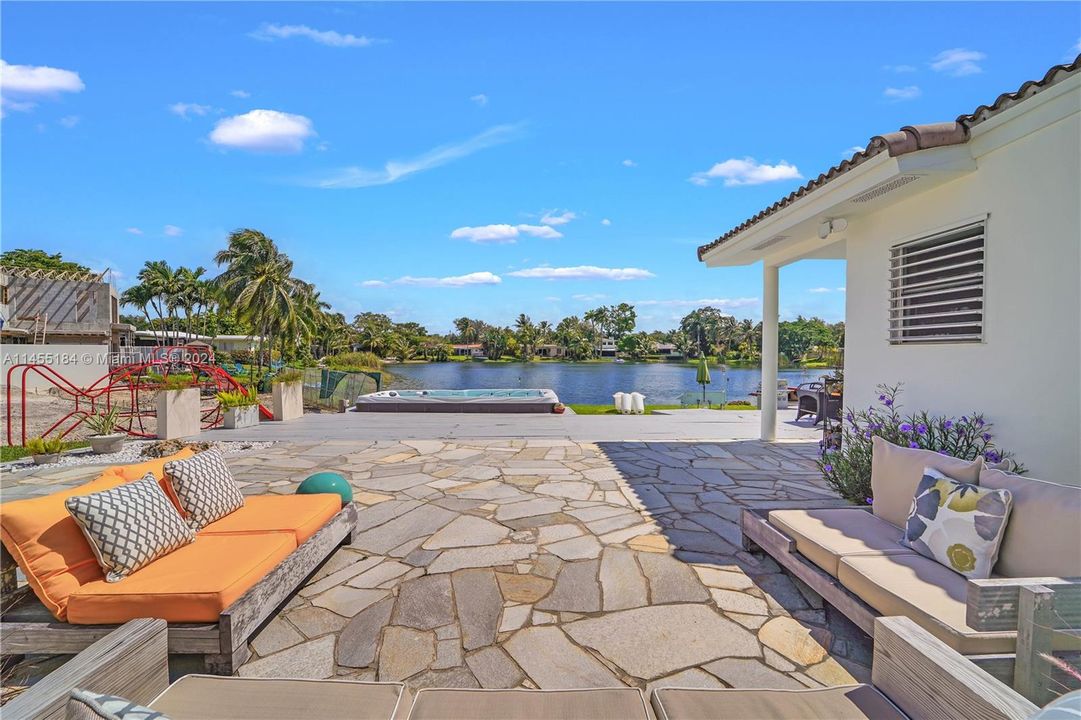 Недавно продано: $1,855,000 (5 спален, 4 ванн, 2811 Квадратных фут)