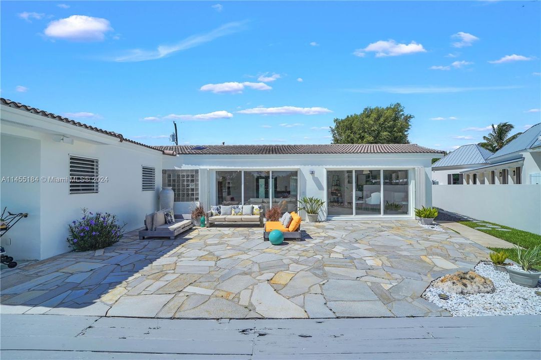 Недавно продано: $1,855,000 (5 спален, 4 ванн, 2811 Квадратных фут)