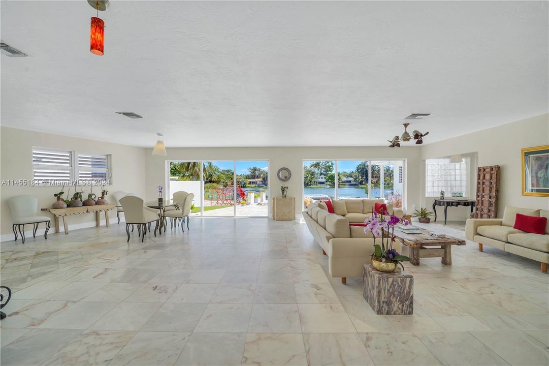 Недавно продано: $1,855,000 (5 спален, 4 ванн, 2811 Квадратных фут)