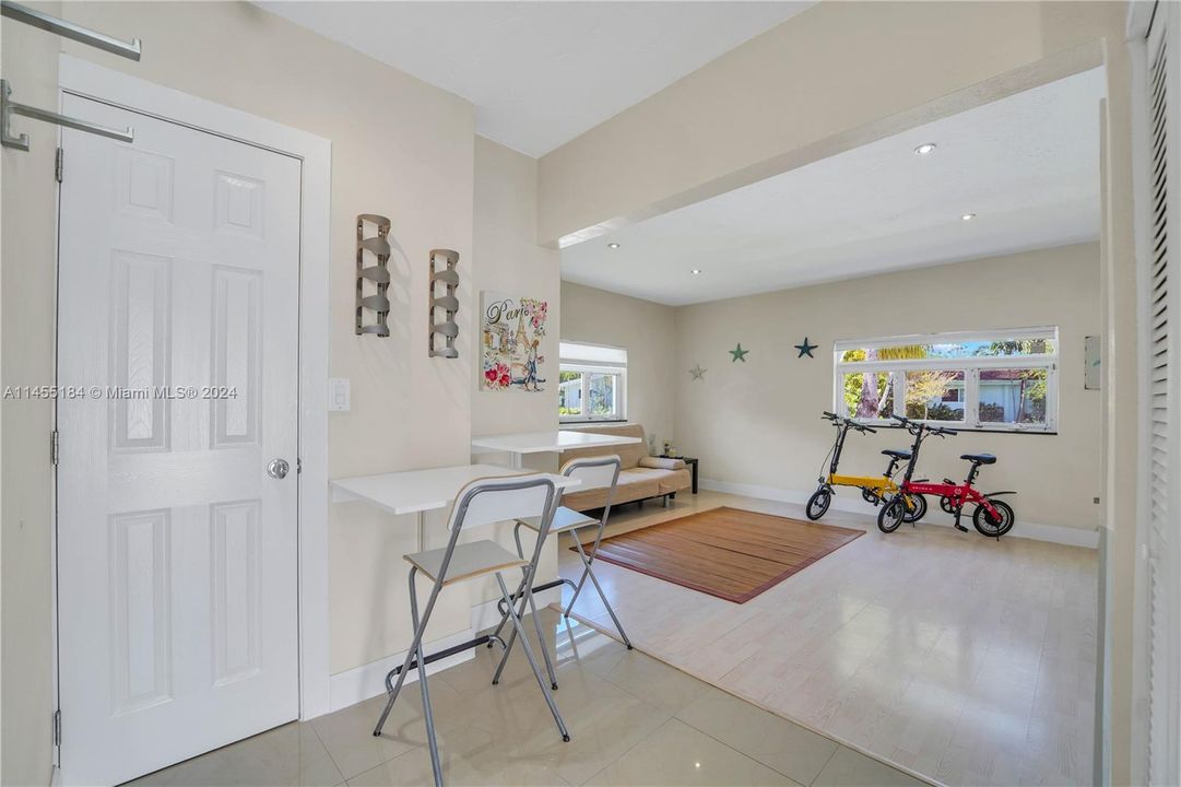 Недавно продано: $1,855,000 (5 спален, 4 ванн, 2811 Квадратных фут)