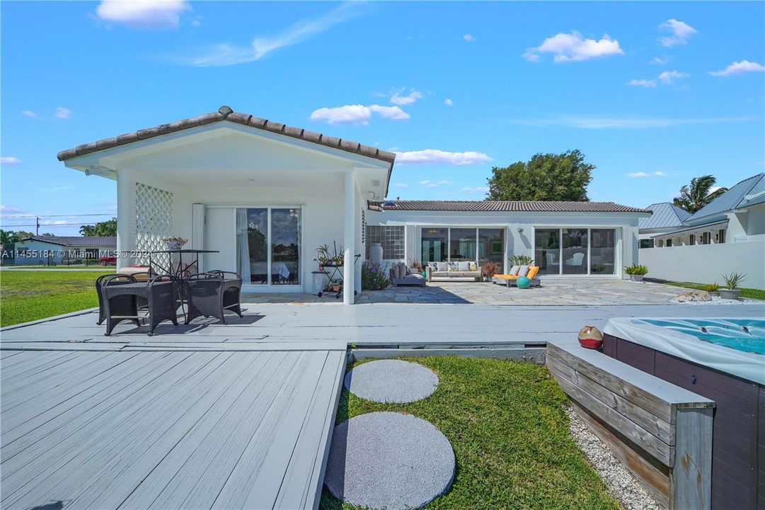 Недавно продано: $1,855,000 (5 спален, 4 ванн, 2811 Квадратных фут)