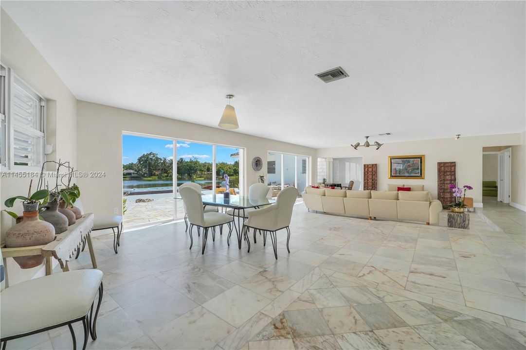 Недавно продано: $1,855,000 (5 спален, 4 ванн, 2811 Квадратных фут)