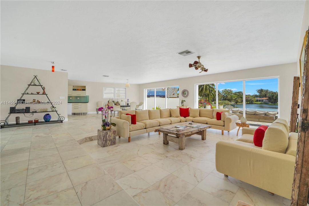 Недавно продано: $1,855,000 (5 спален, 4 ванн, 2811 Квадратных фут)