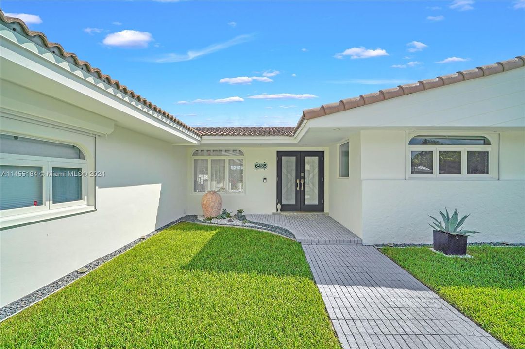 Недавно продано: $1,855,000 (5 спален, 4 ванн, 2811 Квадратных фут)