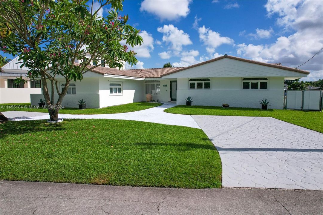 Недавно продано: $1,855,000 (5 спален, 4 ванн, 2811 Квадратных фут)