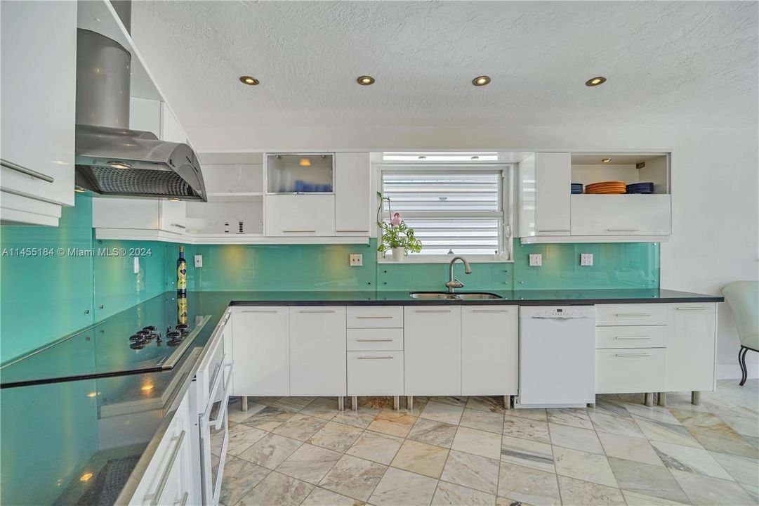 Недавно продано: $1,855,000 (5 спален, 4 ванн, 2811 Квадратных фут)