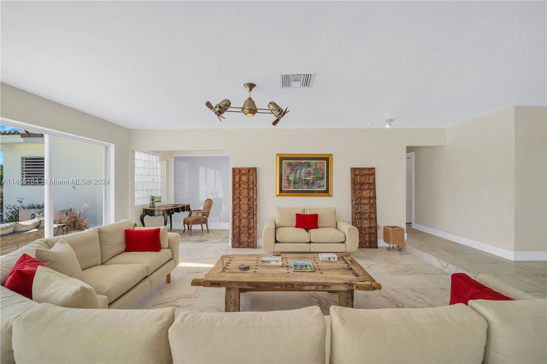 Недавно продано: $1,855,000 (5 спален, 4 ванн, 2811 Квадратных фут)