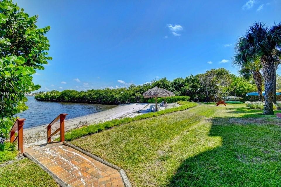 Recently Sold: $249,900 (2 beds, 1 baths, 901 Square Feet)