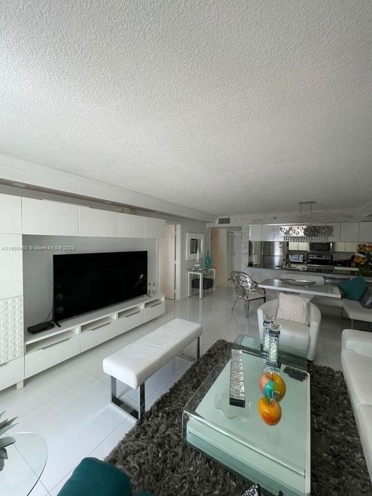 Recently Rented: $3,600 (1 beds, 1 baths, 825 Square Feet)