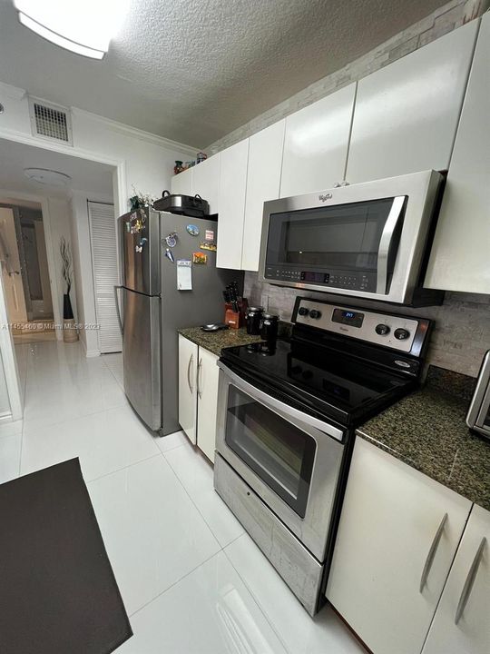 Recently Rented: $3,600 (1 beds, 1 baths, 825 Square Feet)