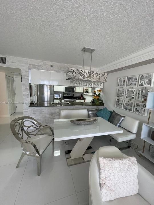 Recently Rented: $3,600 (1 beds, 1 baths, 825 Square Feet)