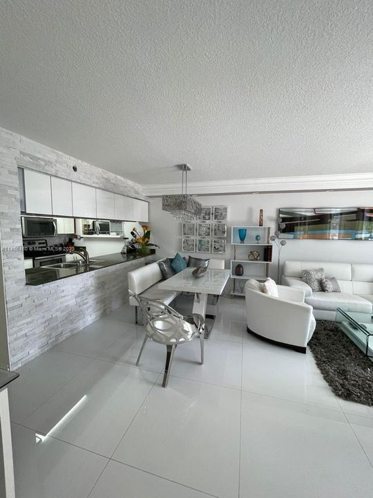 Recently Rented: $3,600 (1 beds, 1 baths, 825 Square Feet)