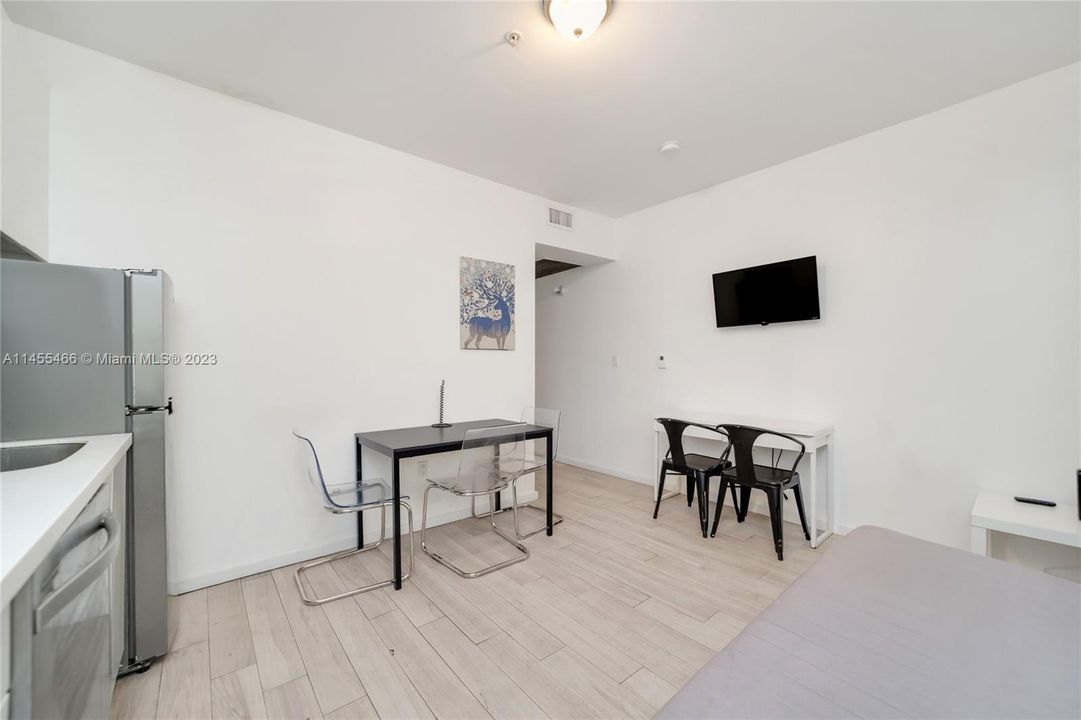 For Sale: $247,000 (1 beds, 1 baths, 406 Square Feet)