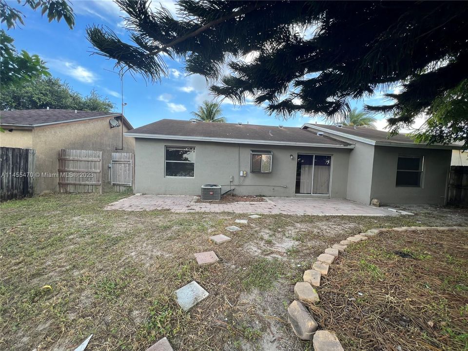 Vendido Recientemente: $414,900 (4 camas, 2 baños, 1417 Pies cuadrados)