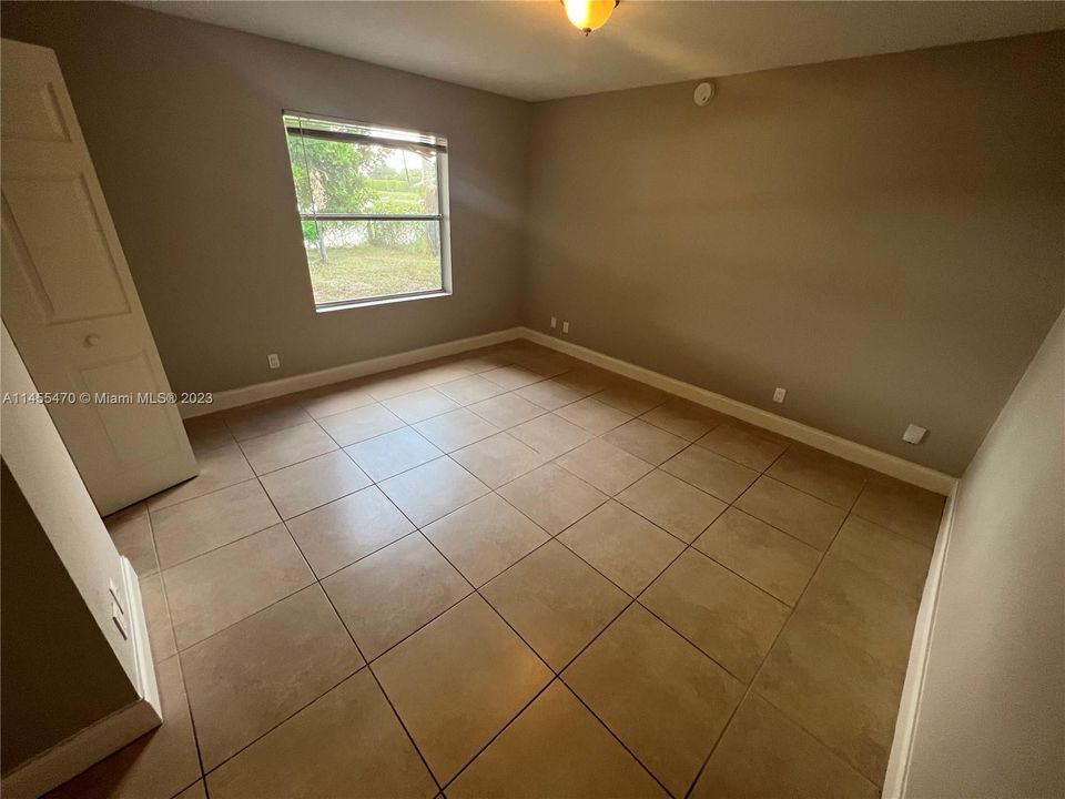Vendido Recientemente: $414,900 (4 camas, 2 baños, 1417 Pies cuadrados)