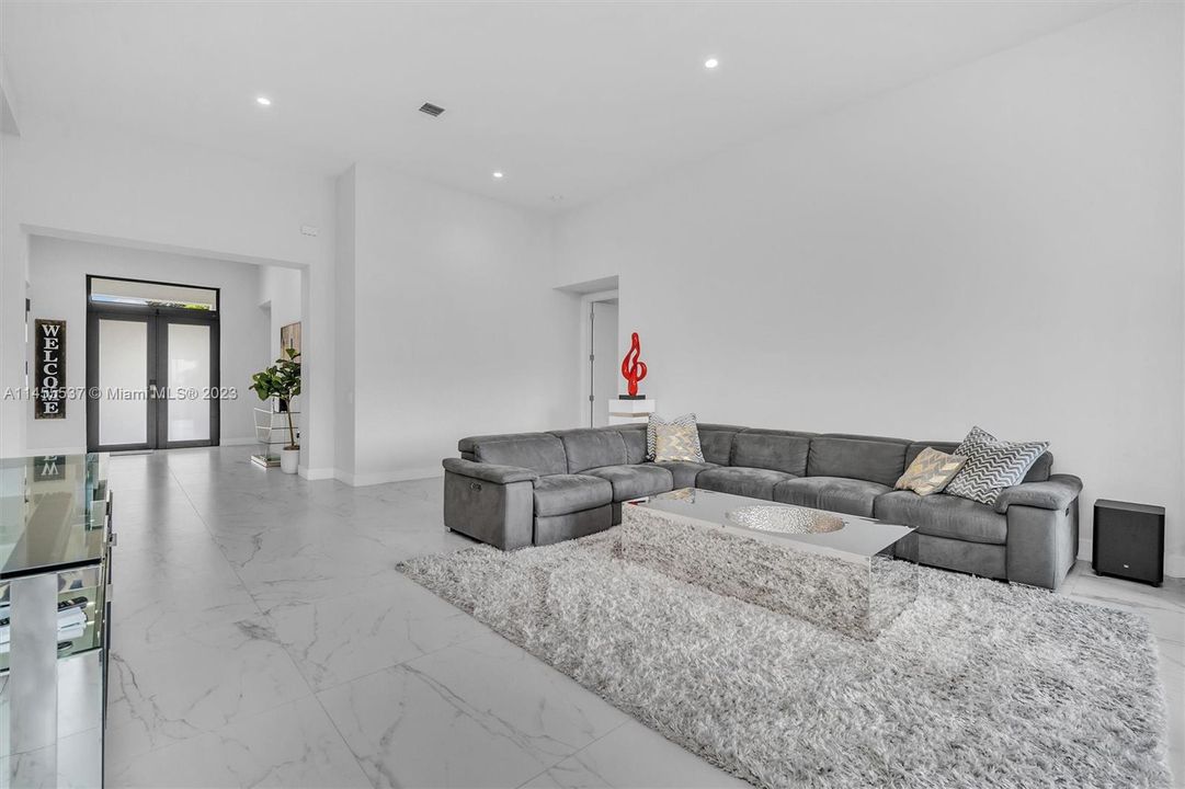 Недавно продано: $1,995,000 (4 спален, 3 ванн, 3100 Квадратных фут)