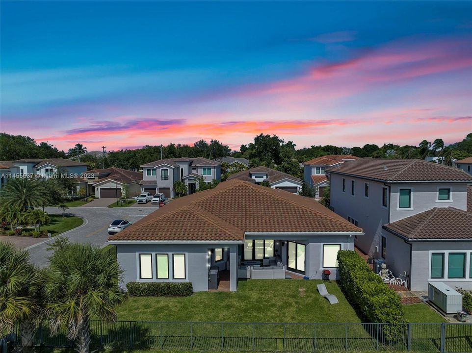 Недавно продано: $1,995,000 (4 спален, 3 ванн, 3100 Квадратных фут)