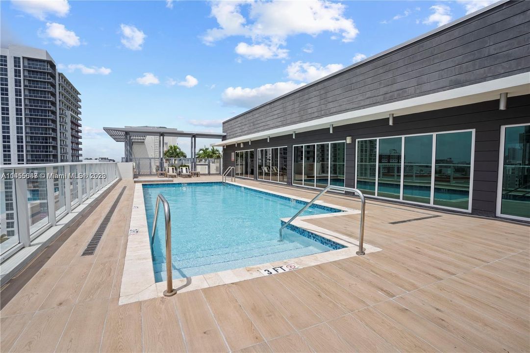 Recently Sold: $473,500 (2 beds, 2 baths, 815 Square Feet)