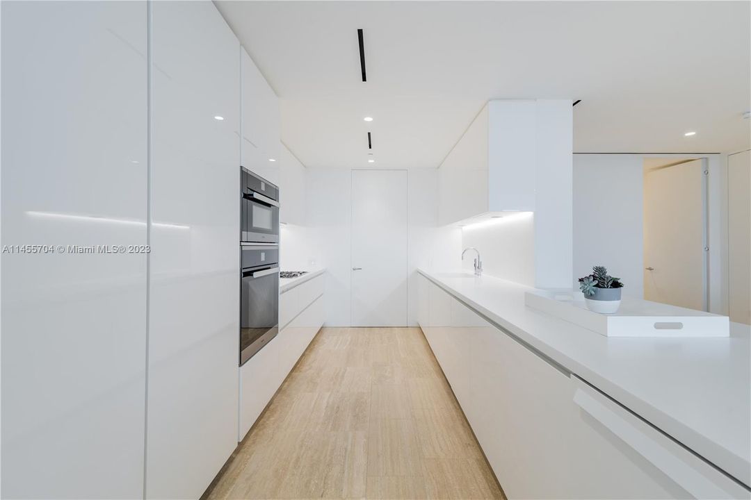 Recently Sold: $4,595,000 (1 beds, 1 baths, 1845 Square Feet)