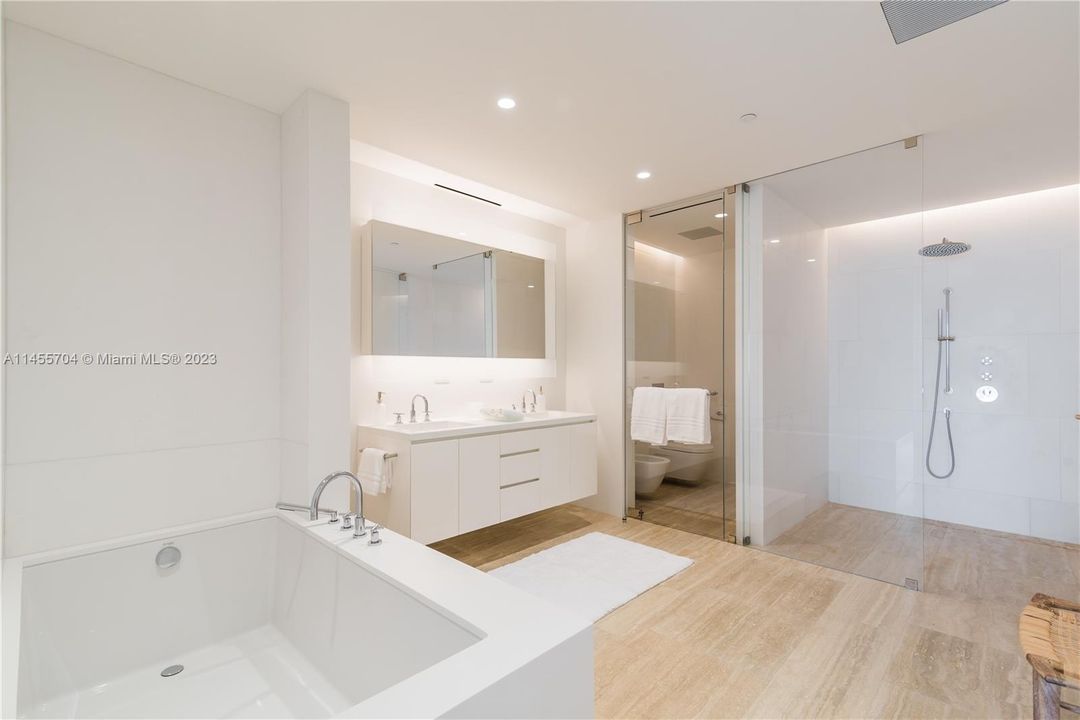 Recently Sold: $4,595,000 (1 beds, 1 baths, 1845 Square Feet)