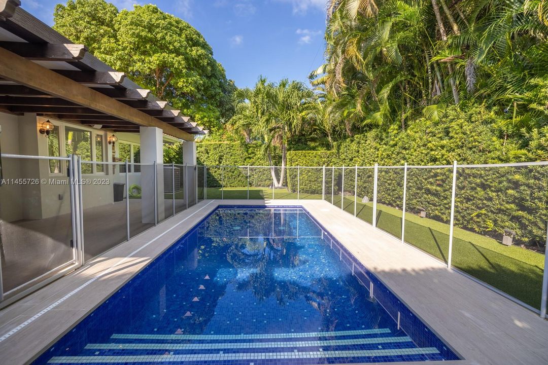 Recently Rented: $9,500 (3 beds, 2 baths, 1707 Square Feet)