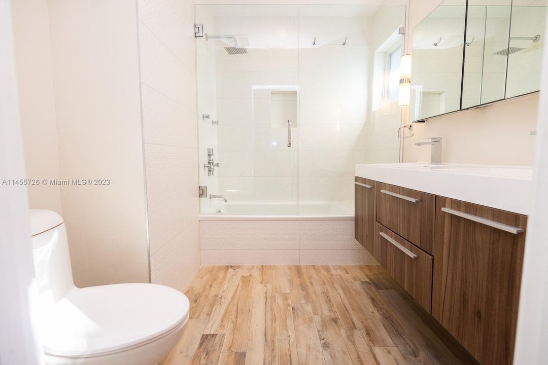 Master bedroom ensuite bath, duel sinks.